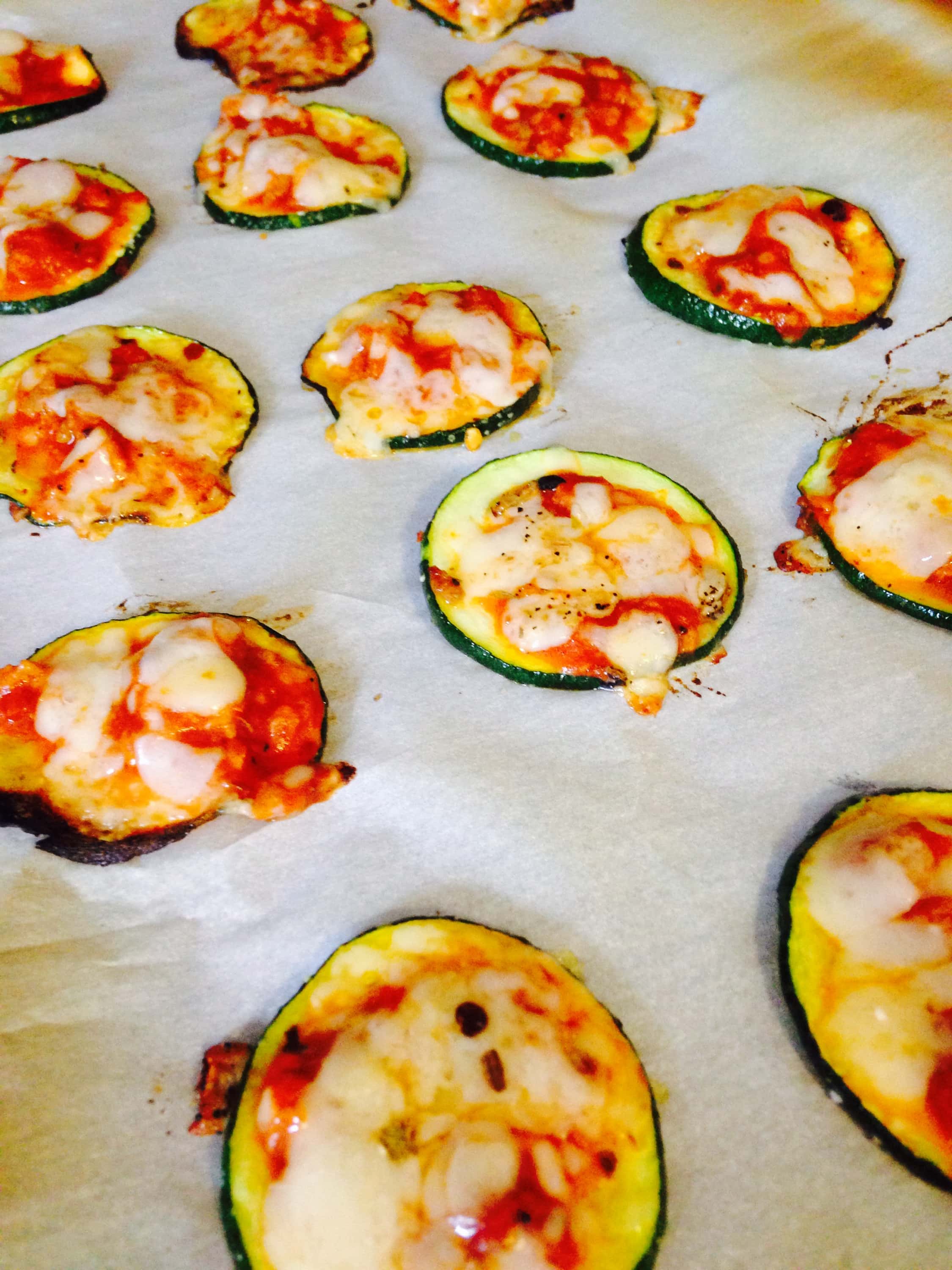 Mini Zucchini Pizzas {21 Day Fix} | Recipe on ConfessionsOfAFitFoodie.com