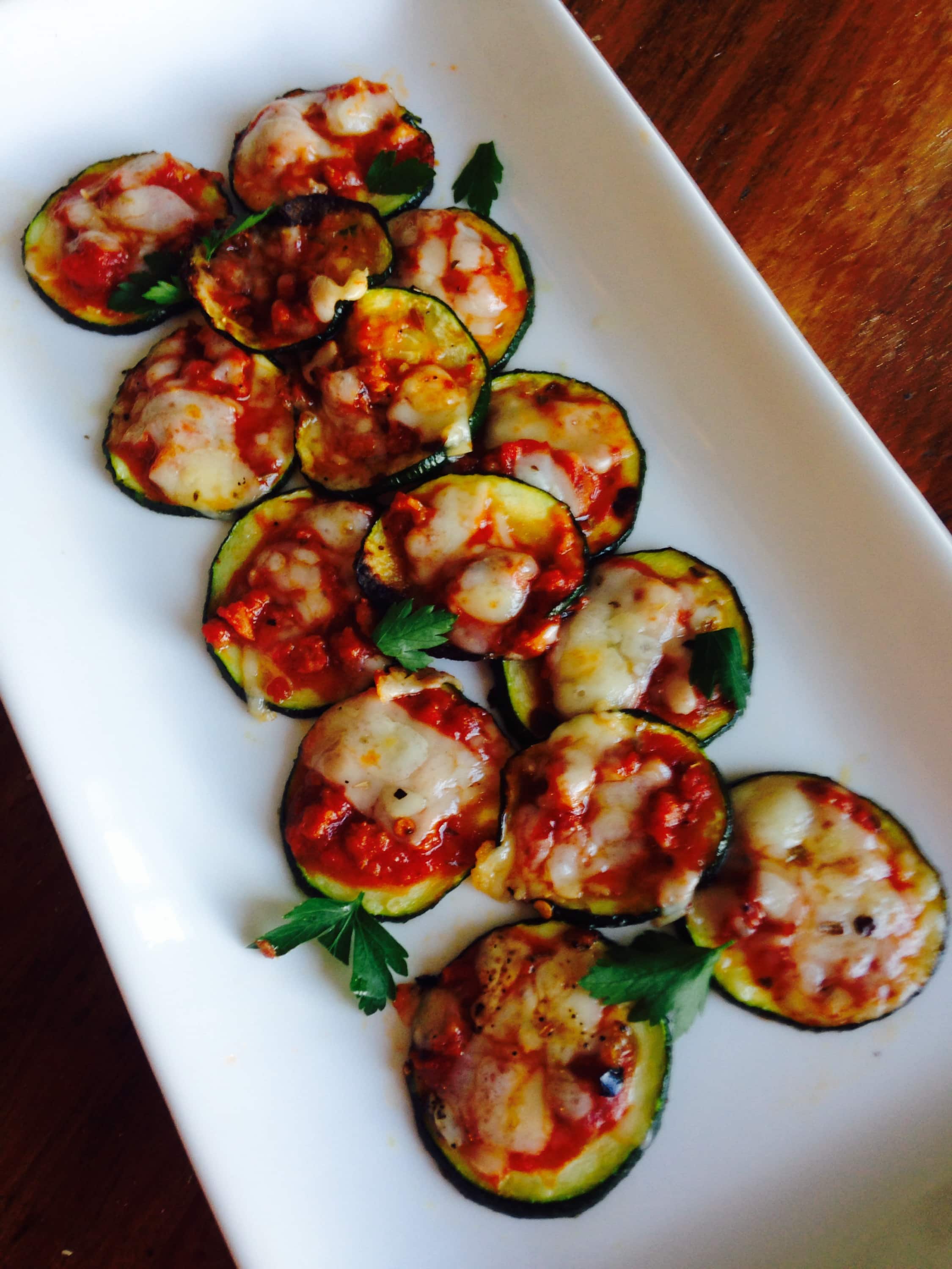 Mini Zucchini Pizzas {21 Day Fix} | Recipe on ConfessionsOfAFitFoodie.com