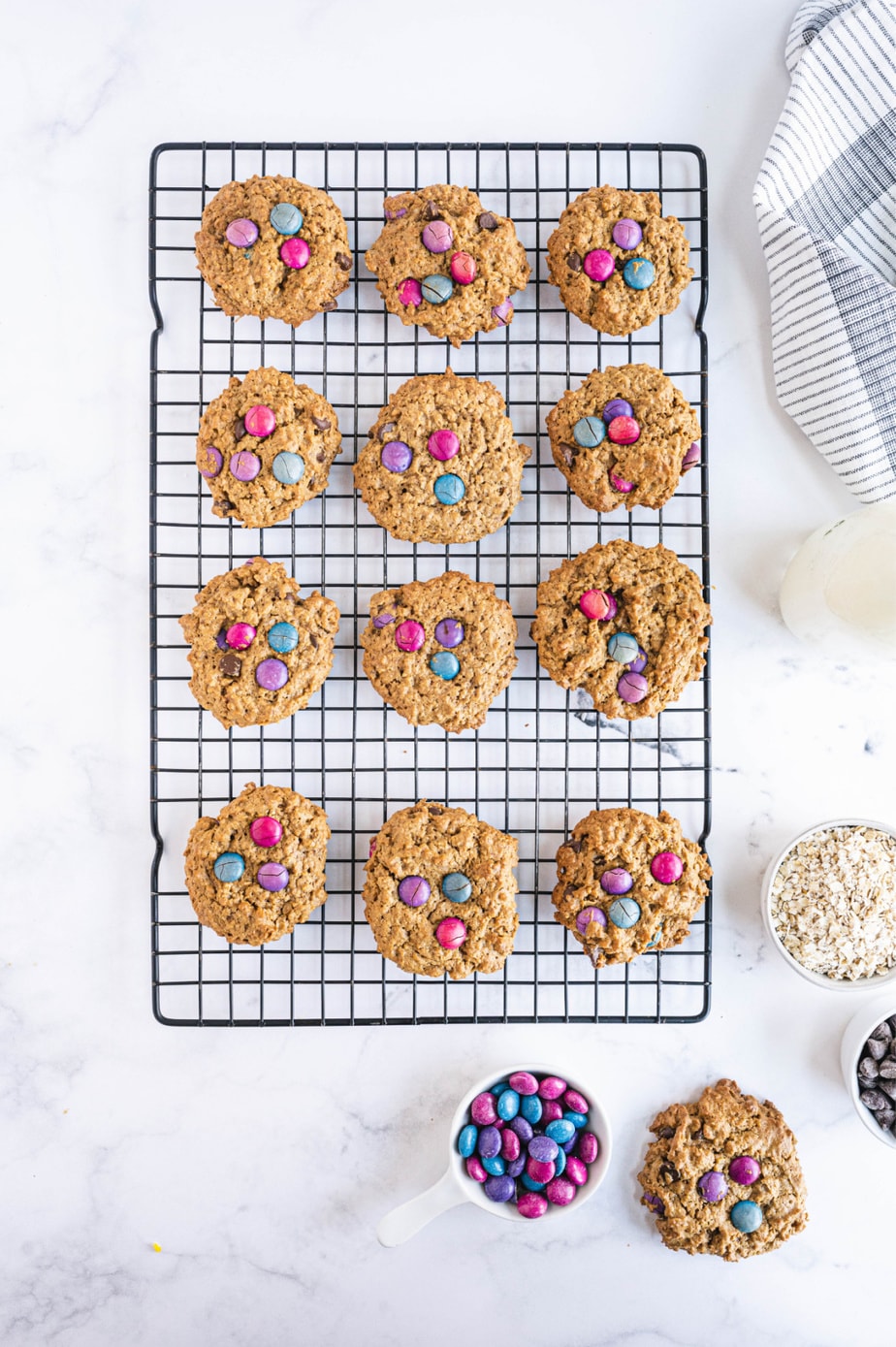 Twelve cookies are cooling on a wire rack.